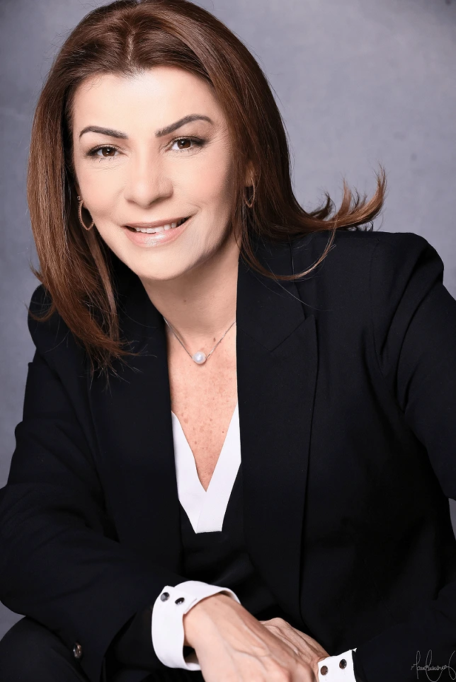 Retrato de Adriana D'Ávila Oliveira, sócia titular do Advocacia Correa de Castro